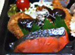 ヒレカツに味噌ダレと白髪ねぎを添え、さらに紅鮭を。